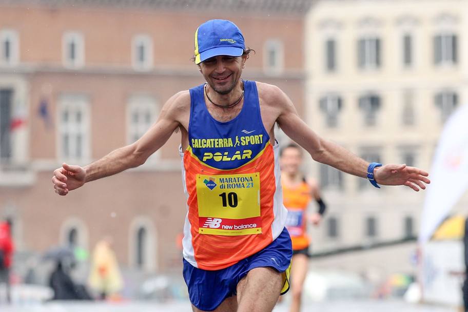 Attenzione a Giorgio Calcaterra: appena finita la sua maratona non si ferma e cerca il record: la vuole fare due volte consecutivamente! Ci riuscirà? Fama